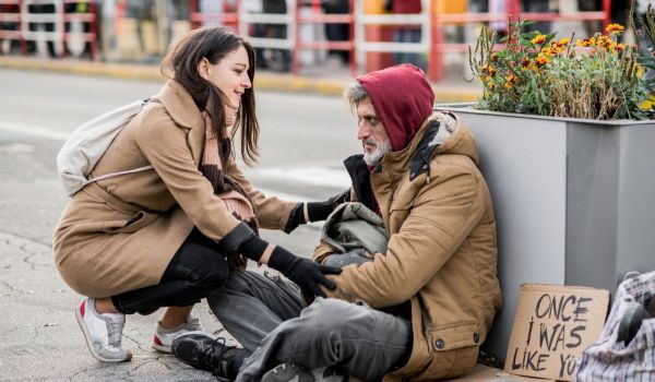 Woman speaking with a person experiencing homelessness